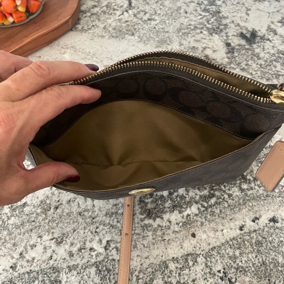 Coach crossbody - authentic. Smoke free/pet free - Picture 3 of 6